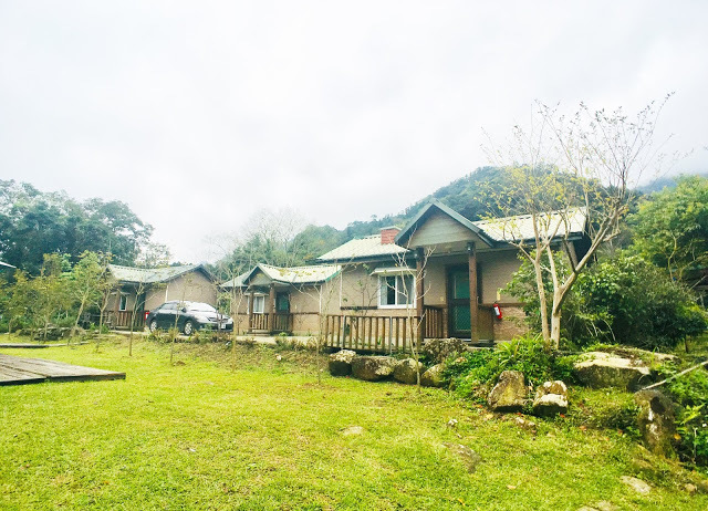 [苗栗住宿] 蓬萊生態農場仙山民宿｜南庄世外桃源，山林間的獨棟小木屋，身處雲霧繚繞中的油桐花與螢火蟲仿若仙境！