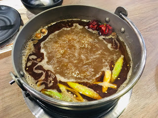 [新竹美食] 樂鍋居精緻鍋物｜養生龍骨鍋、南瓜起士牛奶鍋、招牌麻辣鍋、主廚嚴選海陸、霜降牛、松阪豬、羊五花、鮮嫩鱸魚、花枝漿、香滷鴨血、香滷豆腐