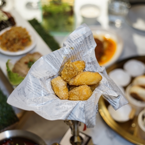 台北火車站也有網美餐廳!? 廚櫃、野餐桌、水族箱、冠軍杯都上桌,IG拍照超有梗、這家中餐廳也太時髦了吧 1人也有獨享餐可以吃-飯BAR LiLi微風北車店