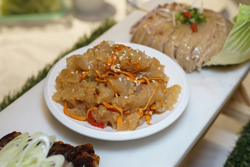 台北火車站也有網美餐廳!? 廚櫃、野餐桌、水族箱、冠軍杯都上桌,IG拍照超有梗、這家中餐廳也太時髦了吧 1人也有獨享餐可以吃-飯BAR LiLi微風北車店