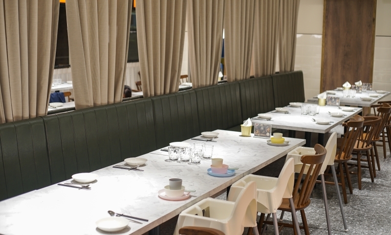 台北火車站也有網美餐廳!? 廚櫃、野餐桌、水族箱、冠軍杯都上桌,IG拍照超有梗、這家中餐廳也太時髦了吧 1人也有獨享餐可以吃-飯BAR LiLi微風北車店