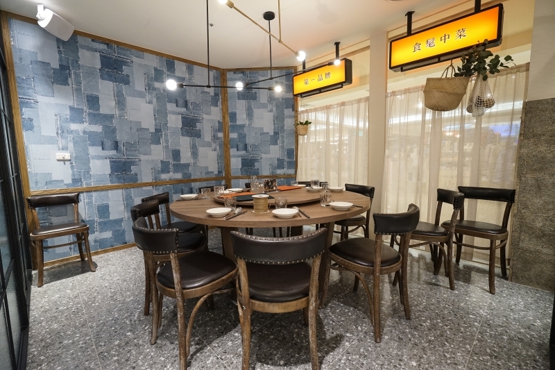 台北火車站也有網美餐廳!? 廚櫃、野餐桌、水族箱、冠軍杯都上桌,IG拍照超有梗、這家中餐廳也太時髦了吧 1人也有獨享餐可以吃-飯BAR LiLi微風北車店