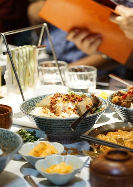 台北火車站也有網美餐廳!? 廚櫃、野餐桌、水族箱、冠軍杯都上桌,IG拍照超有梗、這家中餐廳也太時髦了吧 1人也有獨享餐可以吃-飯BAR LiLi微風北車店