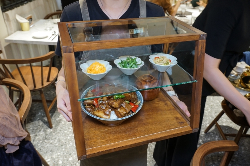 台北火車站也有網美餐廳!? 廚櫃、野餐桌、水族箱、冠軍杯都上桌,IG拍照超有梗、這家中餐廳也太時髦了吧 1人也有獨享餐可以吃-飯BAR LiLi微風北車店