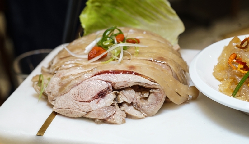 台北火車站也有網美餐廳!? 廚櫃、野餐桌、水族箱、冠軍杯都上桌,IG拍照超有梗、這家中餐廳也太時髦了吧 1人也有獨享餐可以吃-飯BAR LiLi微風北車店