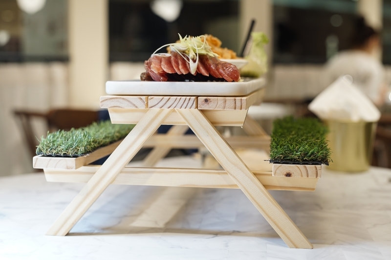 台北火車站也有網美餐廳!? 廚櫃、野餐桌、水族箱、冠軍杯都上桌,IG拍照超有梗、這家中餐廳也太時髦了吧 1人也有獨享餐可以吃-飯BAR LiLi微風北車店