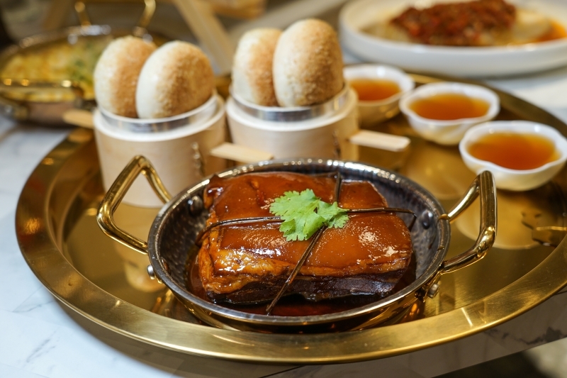 台北火車站也有網美餐廳!? 廚櫃、野餐桌、水族箱、冠軍杯都上桌,IG拍照超有梗、這家中餐廳也太時髦了吧 1人也有獨享餐可以吃-飯BAR LiLi微風北車店