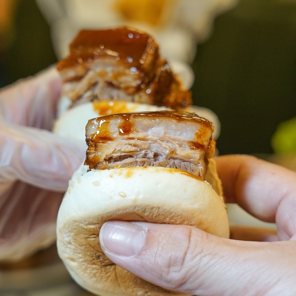 台北火車站也有網美餐廳!? 廚櫃、野餐桌、水族箱、冠軍杯都上桌,IG拍照超有梗、這家中餐廳也太時髦了吧 1人也有獨享餐可以吃-飯BAR LiLi微風北車店