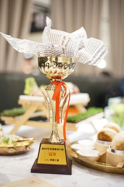 台北火車站也有網美餐廳!? 廚櫃、野餐桌、水族箱、冠軍杯都上桌,IG拍照超有梗、這家中餐廳也太時髦了吧 1人也有獨享餐可以吃-飯BAR LiLi微風北車店