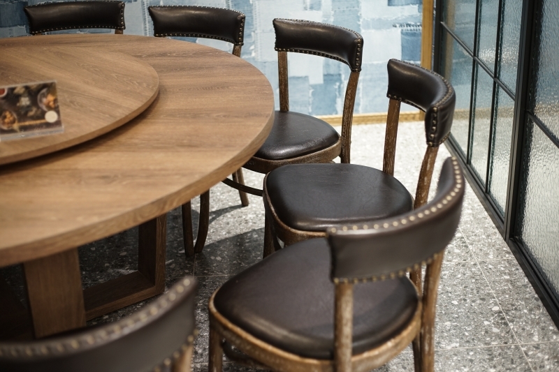 台北火車站也有網美餐廳!? 廚櫃、野餐桌、水族箱、冠軍杯都上桌,IG拍照超有梗、這家中餐廳也太時髦了吧 1人也有獨享餐可以吃-飯BAR LiLi微風北車店