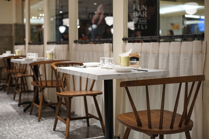 台北火車站也有網美餐廳!? 廚櫃、野餐桌、水族箱、冠軍杯都上桌,IG拍照超有梗、這家中餐廳也太時髦了吧 1人也有獨享餐可以吃-飯BAR LiLi微風北車店