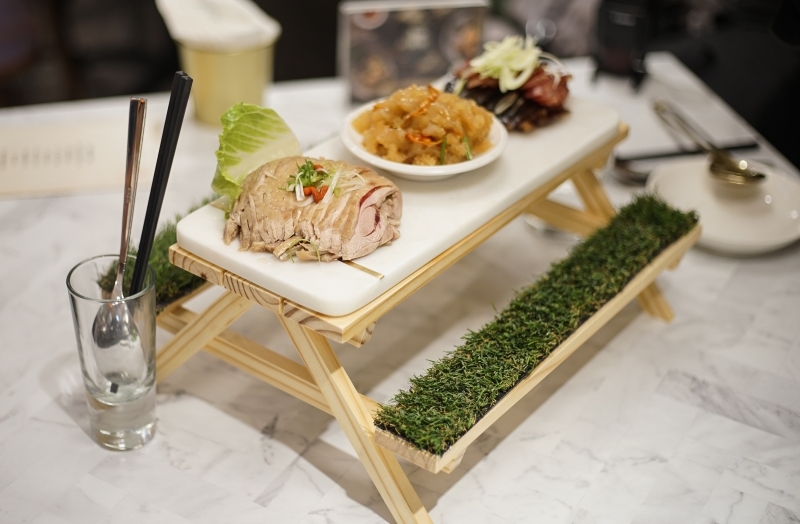 台北火車站也有網美餐廳!? 廚櫃、野餐桌、水族箱、冠軍杯都上桌,IG拍照超有梗、這家中餐廳也太時髦了吧 1人也有獨享餐可以吃-飯BAR LiLi微風北車店