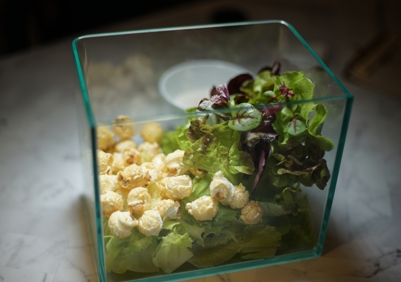 台北火車站也有網美餐廳!? 廚櫃、野餐桌、水族箱、冠軍杯都上桌,IG拍照超有梗、這家中餐廳也太時髦了吧 1人也有獨享餐可以吃-飯BAR LiLi微風北車店