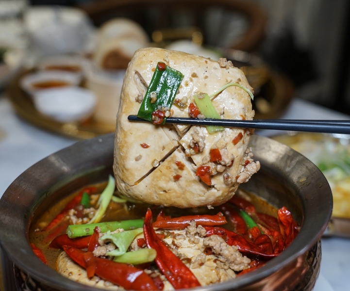 台北火車站也有網美餐廳!? 廚櫃、野餐桌、水族箱、冠軍杯都上桌,IG拍照超有梗、這家中餐廳也太時髦了吧 1人也有獨享餐可以吃-飯BAR LiLi微風北車店