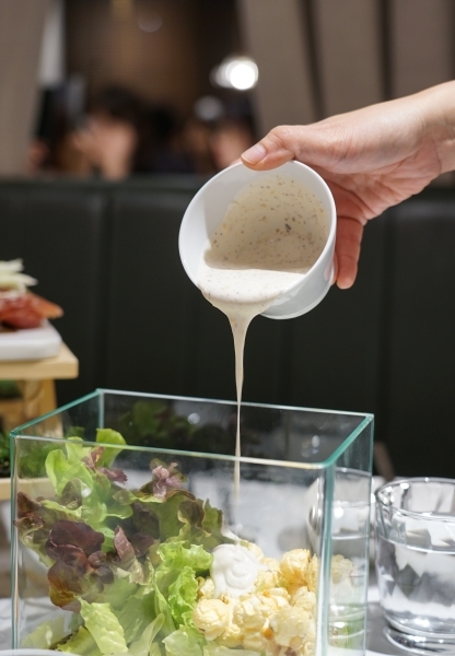 台北火車站也有網美餐廳!? 廚櫃、野餐桌、水族箱、冠軍杯都上桌,IG拍照超有梗、這家中餐廳也太時髦了吧 1人也有獨享餐可以吃-飯BAR LiLi微風北車店