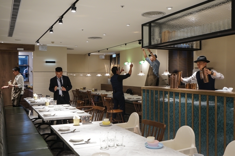 台北火車站也有網美餐廳!? 廚櫃、野餐桌、水族箱、冠軍杯都上桌,IG拍照超有梗、這家中餐廳也太時髦了吧 1人也有獨享餐可以吃-飯BAR LiLi微風北車店