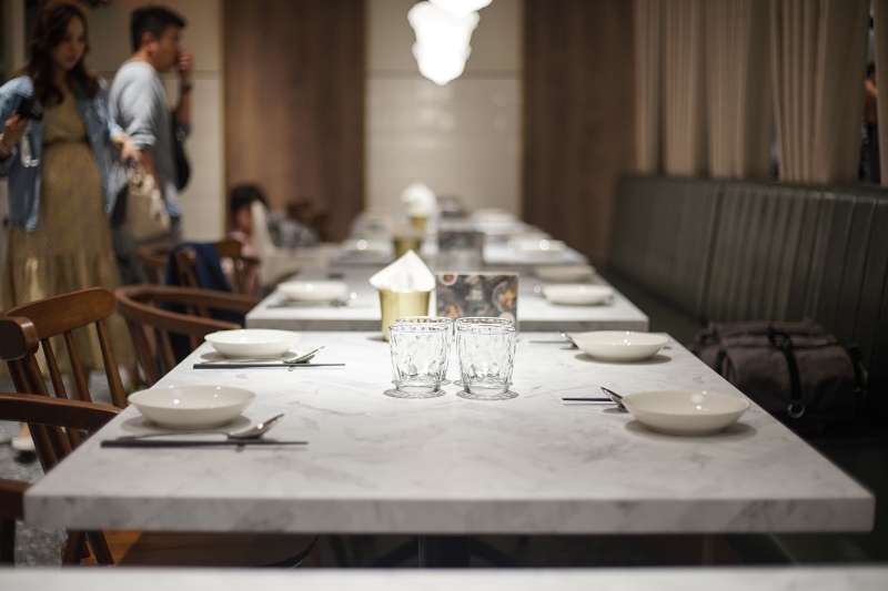 台北火車站也有網美餐廳!? 廚櫃、野餐桌、水族箱、冠軍杯都上桌,IG拍照超有梗、這家中餐廳也太時髦了吧 1人也有獨享餐可以吃-飯BAR LiLi微風北車店