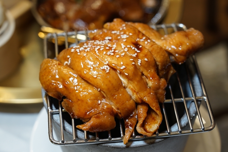 台北火車站也有網美餐廳!? 廚櫃、野餐桌、水族箱、冠軍杯都上桌,IG拍照超有梗、這家中餐廳也太時髦了吧 1人也有獨享餐可以吃-飯BAR LiLi微風北車店