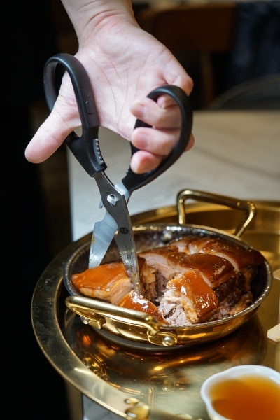 台北火車站也有網美餐廳!? 廚櫃、野餐桌、水族箱、冠軍杯都上桌,IG拍照超有梗、這家中餐廳也太時髦了吧 1人也有獨享餐可以吃-飯BAR LiLi微風北車店