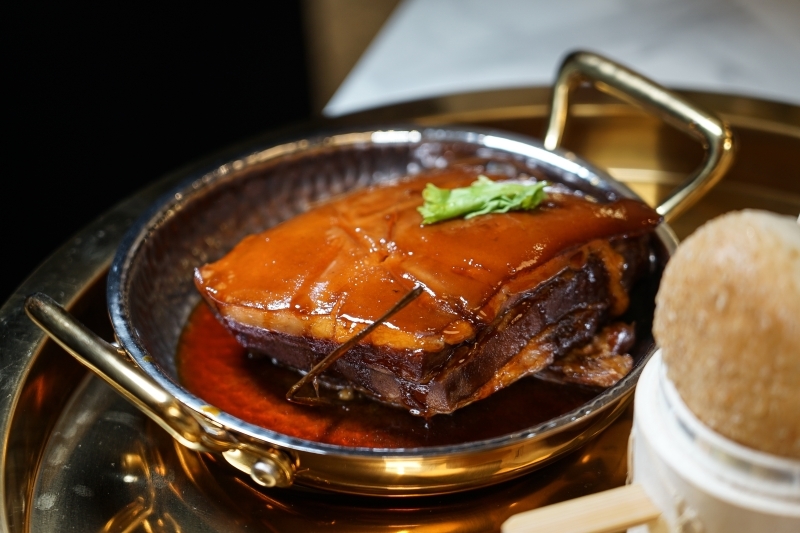 台北火車站也有網美餐廳!? 廚櫃、野餐桌、水族箱、冠軍杯都上桌,IG拍照超有梗、這家中餐廳也太時髦了吧 1人也有獨享餐可以吃-飯BAR LiLi微風北車店