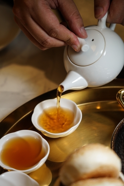 台北火車站也有網美餐廳!? 廚櫃、野餐桌、水族箱、冠軍杯都上桌,IG拍照超有梗、這家中餐廳也太時髦了吧 1人也有獨享餐可以吃-飯BAR LiLi微風北車店