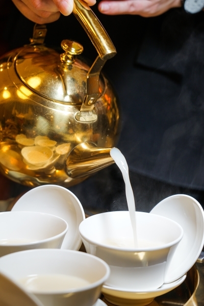 台北火車站也有網美餐廳!? 廚櫃、野餐桌、水族箱、冠軍杯都上桌,IG拍照超有梗、這家中餐廳也太時髦了吧 1人也有獨享餐可以吃-飯BAR LiLi微風北車店