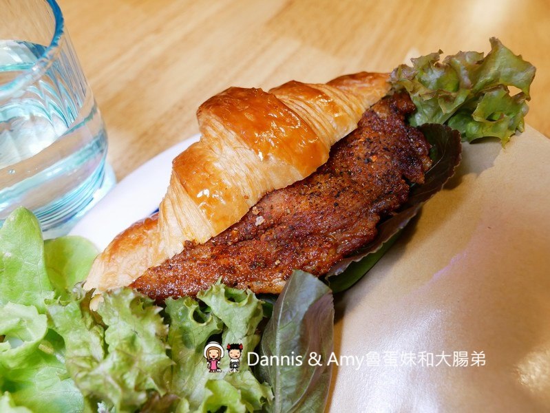 《新竹戚風蛋糕推薦》吉十咖啡廳。一吃就愛上的手工限量甜點x早午餐肉桂捲漢堡︱令人上癮的新竹美味下午茶！（影片）