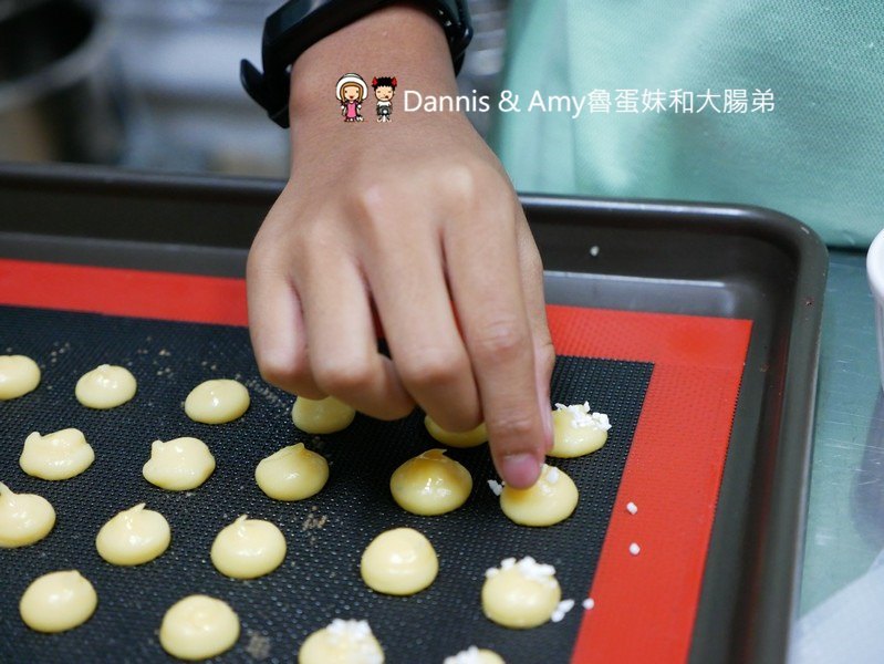 《新竹戚風蛋糕推薦》吉十咖啡廳。一吃就愛上的手工限量甜點x早午餐肉桂捲漢堡︱令人上癮的新竹美味下午茶！（影片）