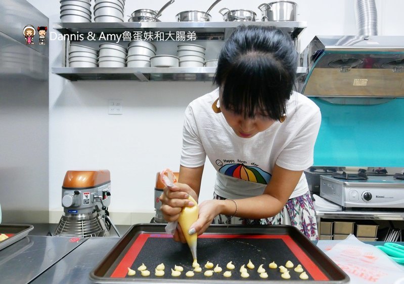 《新竹戚風蛋糕推薦》吉十咖啡廳。一吃就愛上的手工限量甜點x早午餐肉桂捲漢堡︱令人上癮的新竹美味下午茶！（影片）