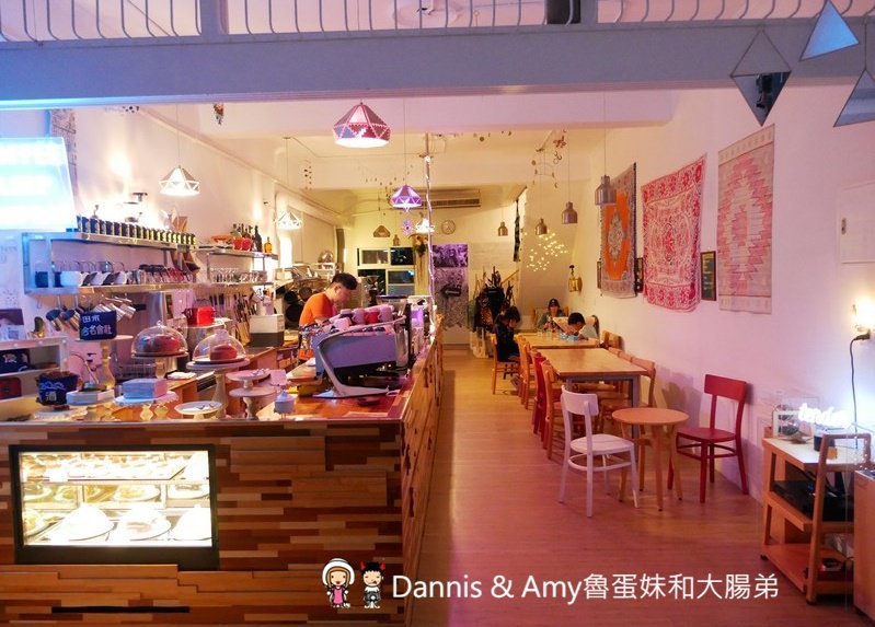 《新竹戚風蛋糕推薦》吉十咖啡廳。一吃就愛上的手工限量甜點x早午餐肉桂捲漢堡︱令人上癮的新竹美味下午茶！（影片）