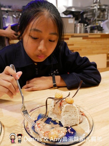 《新竹戚風蛋糕推薦》吉十咖啡廳。一吃就愛上的手工限量甜點x早午餐肉桂捲漢堡︱令人上癮的新竹美味下午茶！（影片）