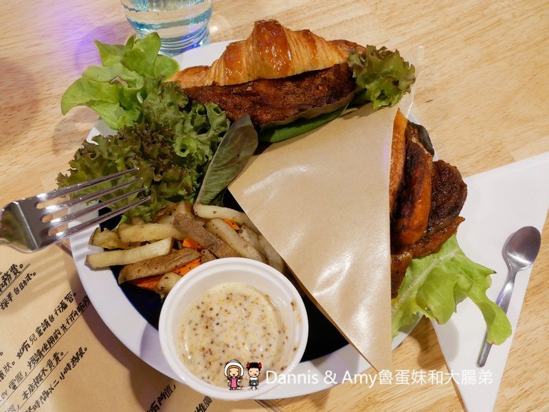 《新竹戚風蛋糕推薦》吉十咖啡廳。一吃就愛上的手工限量甜點x早午餐肉桂捲漢堡︱令人上癮的新竹美味下午茶！（影片）