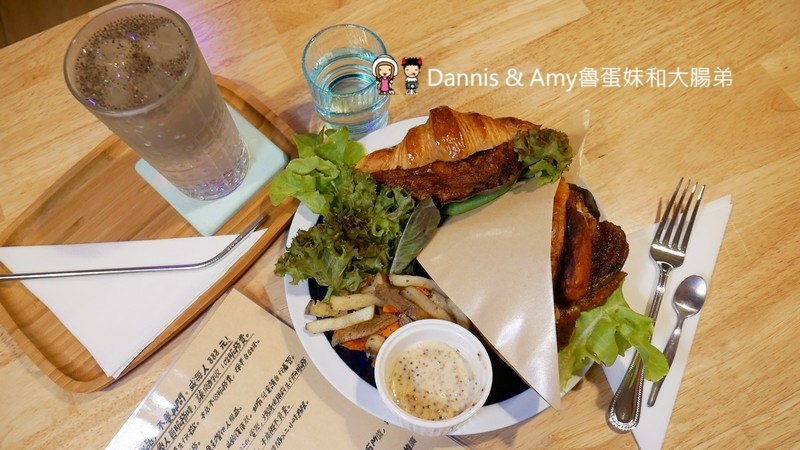 《新竹戚風蛋糕推薦》吉十咖啡廳。一吃就愛上的手工限量甜點x早午餐肉桂捲漢堡︱令人上癮的新竹美味下午茶！（影片）