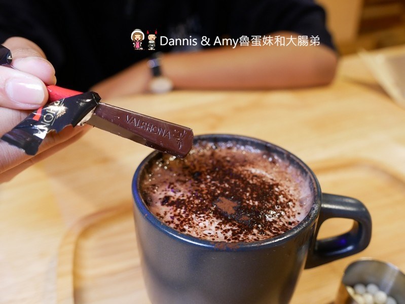 《新竹戚風蛋糕推薦》吉十咖啡廳。一吃就愛上的手工限量甜點x早午餐肉桂捲漢堡︱令人上癮的新竹美味下午茶！（影片）