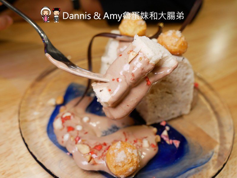 《新竹戚風蛋糕推薦》吉十咖啡廳。一吃就愛上的手工限量甜點x早午餐肉桂捲漢堡︱令人上癮的新竹美味下午茶！（影片）