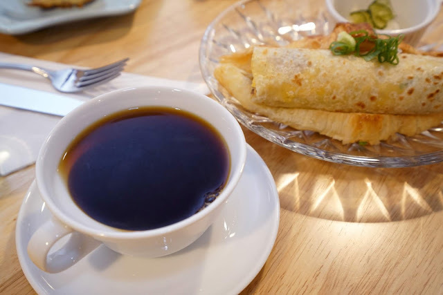 [食記] 新竹。吉十咖啡 肉桂捲 甜點 專業烘焙教室GODSPEED CAFÉ & BAKERY。文青咖啡店+專業烘焙教室!點飲料只要再加49元就有超值早餐!下午茶聚餐推薦!