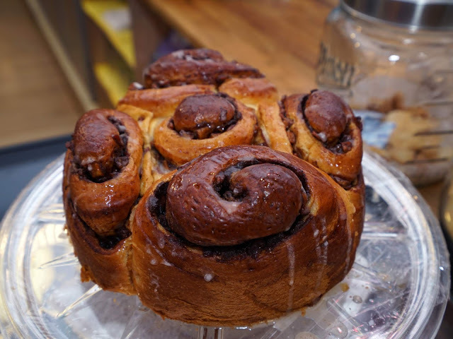 [食記] 新竹。吉十咖啡 肉桂捲 甜點 專業烘焙教室GODSPEED CAFÉ & BAKERY。文青咖啡店+專業烘焙教室!點飲料只要再加49元就有超值早餐!下午茶聚餐推薦!