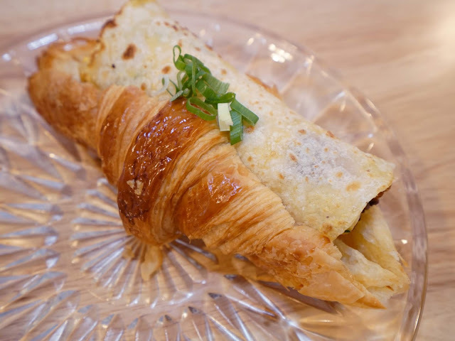 [食記] 新竹。吉十咖啡 肉桂捲 甜點 專業烘焙教室GODSPEED CAFÉ & BAKERY。文青咖啡店+專業烘焙教室!點飲料只要再加49元就有超值早餐!下午茶聚餐推薦!