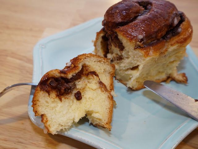 [食記] 新竹。吉十咖啡 肉桂捲 甜點 專業烘焙教室GODSPEED CAFÉ & BAKERY。文青咖啡店+專業烘焙教室!點飲料只要再加49元就有超值早餐!下午茶聚餐推薦!