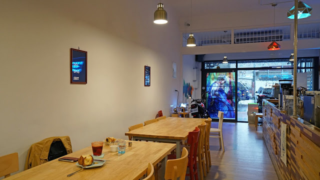 [食記] 新竹。吉十咖啡 肉桂捲 甜點 專業烘焙教室GODSPEED CAFÉ & BAKERY。文青咖啡店+專業烘焙教室!點飲料只要再加49元就有超值早餐!下午茶聚餐推薦!