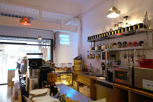 [食記] 新竹。吉十咖啡 肉桂捲 甜點 專業烘焙教室GODSPEED CAFÉ & BAKERY。文青咖啡店+專業烘焙教室!點飲料只要再加49元就有超值早餐!下午茶聚餐推薦!