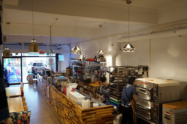 [食記] 新竹。吉十咖啡 肉桂捲 甜點 專業烘焙教室GODSPEED CAFÉ & BAKERY。文青咖啡店+專業烘焙教室!點飲料只要再加49元就有超值早餐!下午茶聚餐推薦!