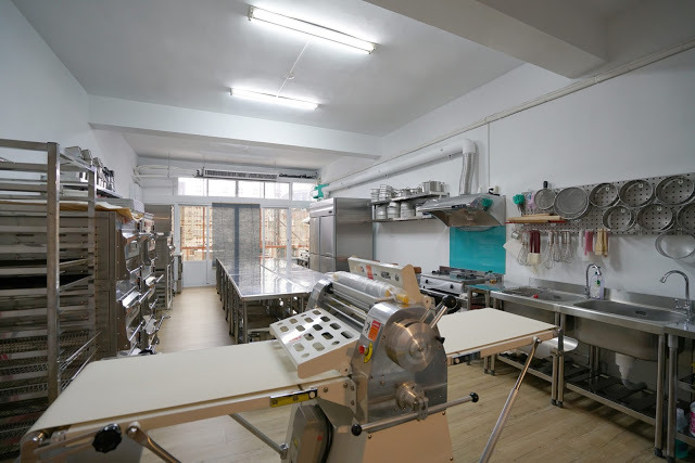 [食記] 新竹。吉十咖啡 肉桂捲 甜點 專業烘焙教室GODSPEED CAFÉ & BAKERY。文青咖啡店+專業烘焙教室!點飲料只要再加49元就有超值早餐!下午茶聚餐推薦!