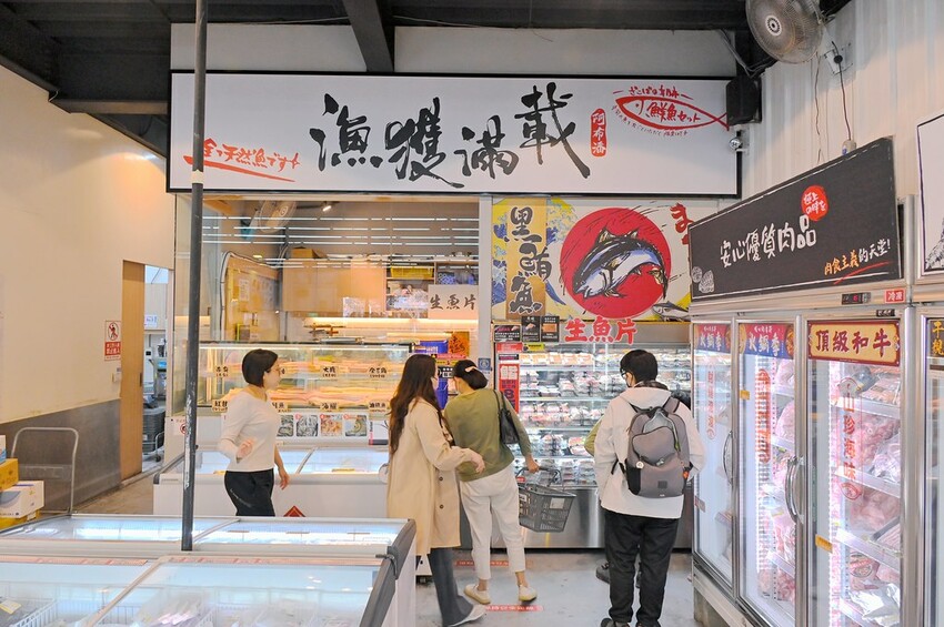 台中市北屯區台中最夯海鮮批發超市 假日海鮮市集巨無霸烤龍蝦必吃/阿布潘水產