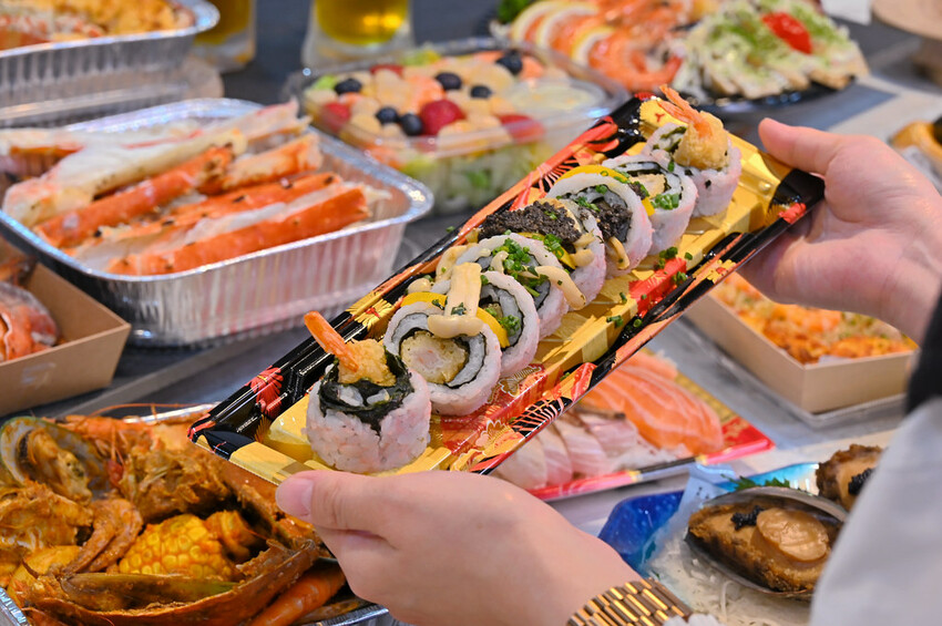 台中市北屯區台中最夯海鮮批發超市 假日海鮮市集巨無霸烤龍蝦必吃/阿布潘水產