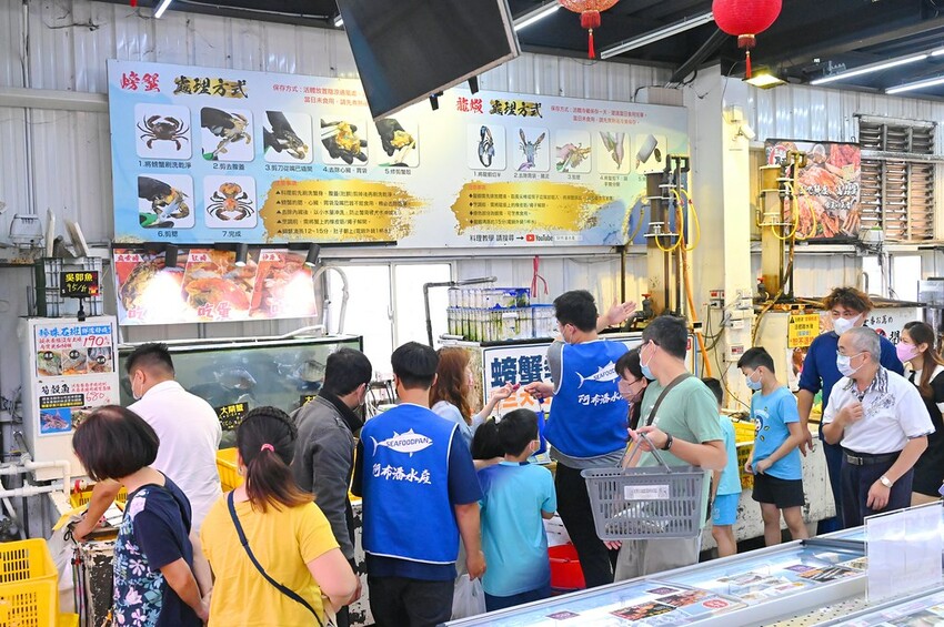 台中市北屯區台中最夯海鮮批發超市 假日海鮮市集巨無霸烤龍蝦必吃/阿布潘水產
