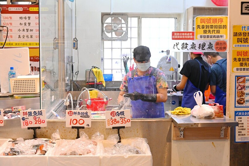 台中市北屯區台中最夯海鮮批發超市 假日海鮮市集巨無霸烤龍蝦必吃/阿布潘水產