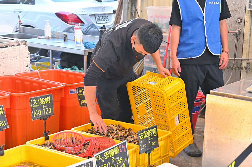 台中市北屯區台中最夯海鮮批發超市 假日海鮮市集巨無霸烤龍蝦必吃/阿布潘水產