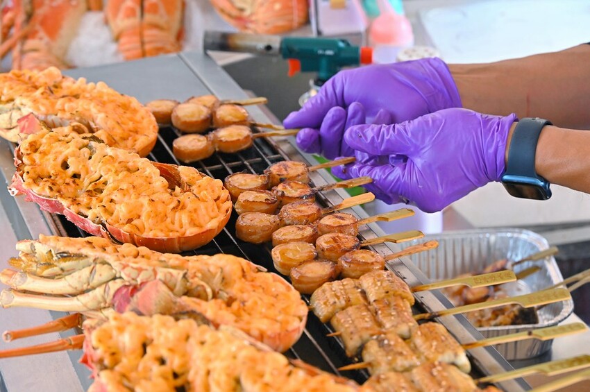 台中市北屯區台中最夯海鮮批發超市 假日海鮮市集巨無霸烤龍蝦必吃/阿布潘水產