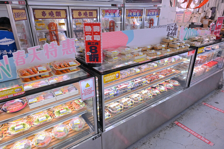 台中市北屯區台中最夯海鮮批發超市 假日海鮮市集巨無霸烤龍蝦必吃/阿布潘水產